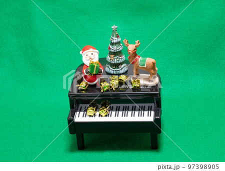 ミニチュアのサンタとクリスマスツリーのテーブルフォト 97398905