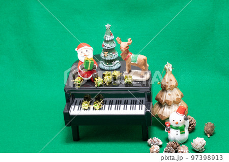 ミニチュアのサンタとクリスマスツリーのテーブルフォト ミニチュアのサンタとクリスマスツリーのテーブルフォト 97398913