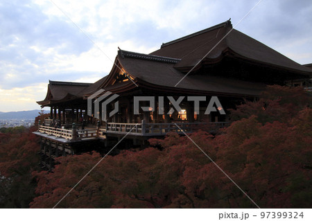 紅葉に彩られた夕暮れの清水寺にて 97399324