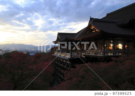 紅葉に彩られた夕暮れの清水寺にて 紅葉に彩られた夕暮れの清水寺にて 97399325