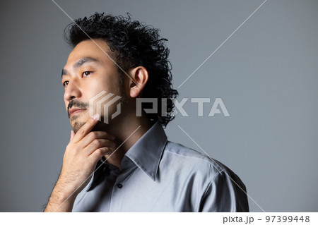 髭の男性 髭の男性 97399448