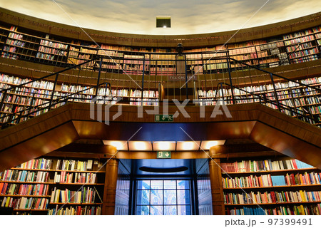 スウェーデンの首都ストックホルムにある市立図書館の美しい風景 スウェーデンの首都ストックホルムにある市立図書館の美しい風景 97399491