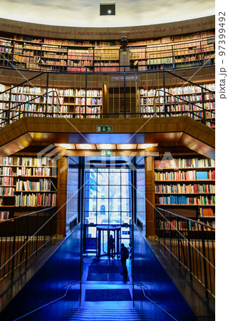 スウェーデンの首都ストックホルムにある市立図書館の美しい風景 97399492