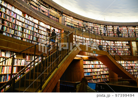 スウェーデンの首都ストックホルムにある市立図書館の美しい風景 スウェーデンの首都ストックホルムにある市立図書館の美しい風景 97399494