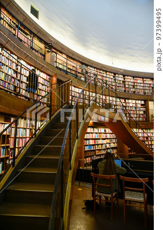 スウェーデンの首都ストックホルムにある市立図書館の美しい風景 97399495