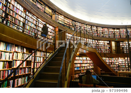 スウェーデンの首都ストックホルムにある市立図書館の美しい風景 97399496
