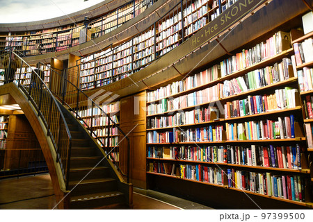 スウェーデンの首都ストックホルムにある市立図書館の美しい風景 97399500