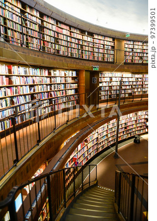 スウェーデンの首都ストックホルムにある市立図書館の美しい風景 97399501