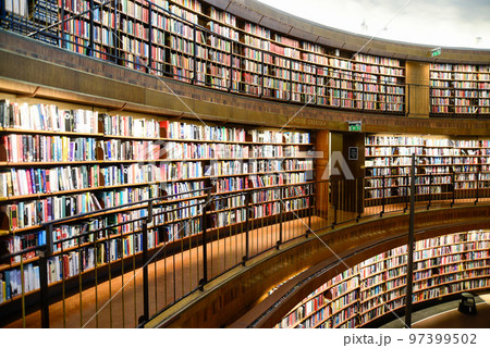 スウェーデンの首都ストックホルムにある市立図書館の美しい風景 97399502