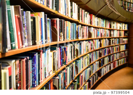 スウェーデンの首都ストックホルムにある市立図書館の美しい風景 97399504