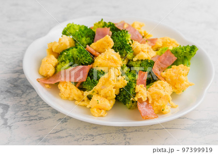 ブロッコリーと玉子の炒め物 97399919