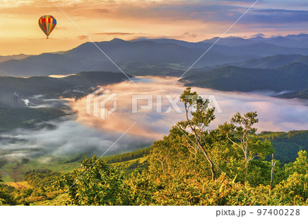 北海道の美しい雲海風景 97400228