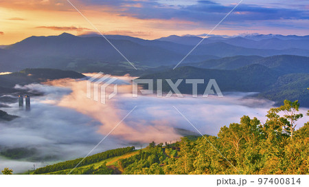 北海道の美しい雲海風景 97400814