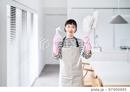 掃除道具を持つ若い女性 掃除道具を持つ若い女性 97400995