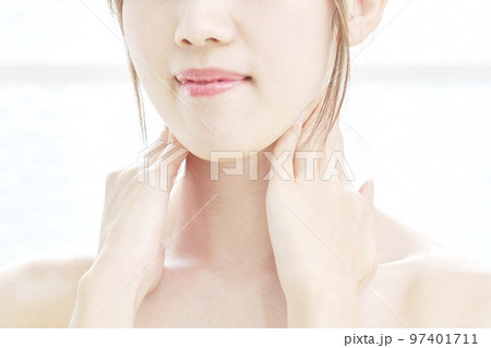 家でデコルテラインのスキンケアをする女性 97401711