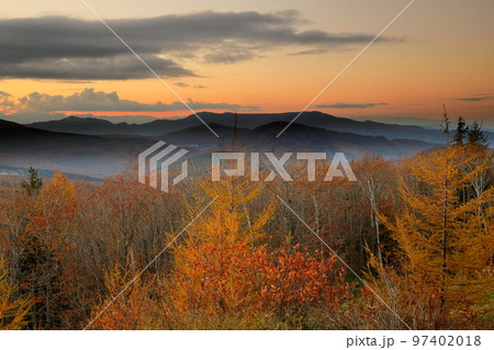 長野県北佐久郡立科町　ビーナスラインの夕陽の丘公園から夕焼け空と蓼科の紅葉の景色 97402018
