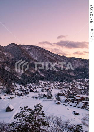 冬の白川郷（夕景） 97402052
