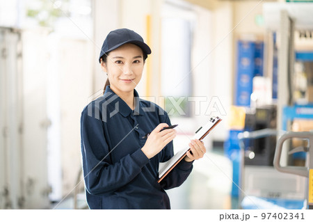 物流倉庫で働く若い女性の作業員 物流倉庫で働く若い女性の作業員 97402341