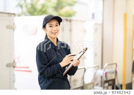 物流倉庫で働く若い女性の作業員 97402342