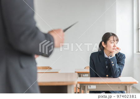 学校の授業中に思春期・反抗期・青春で悩みがありストレスを抱える女子高生・中学生・高校生 学校の授業中に思春期・反抗期・青春で悩みがありストレスを抱える女子高生・中学生・高校生 97402381