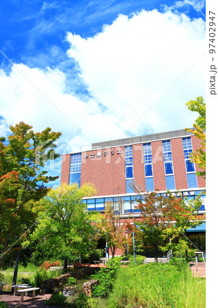 多治見駅北口、虎渓用水広場と中之郷テラスの風景 97402947