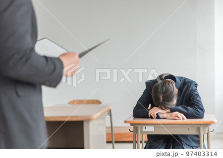 学校の教室で授業の初めに出席簿を持って出欠をとる先生と居眠りする生徒（女子高生・中学生・高校生） 97403314