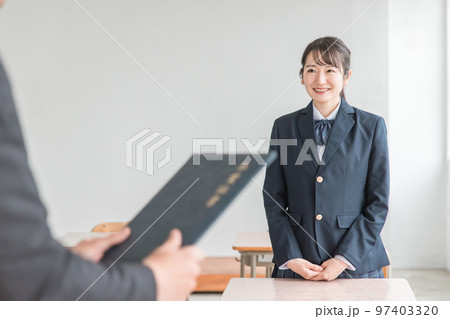 卒業式で卒業証書を持つ担任の先生・教師と笑顔の生徒(女子高生・中学生・高校生) 卒業式で卒業証書を持つ担任の先生・教師と笑顔の生徒(女子高生・中学生・高校生) 97403320