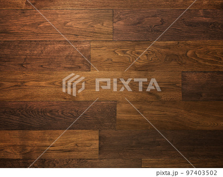 赤茶色の色合いが少し違う木目の板が張られた板壁の横長の背景画像 97403502