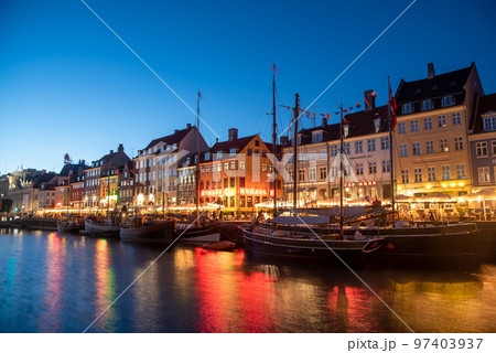 デンマークの首都コペンハーゲンにあるニューハウンの美しい夜景 デンマークの首都コペンハーゲンにあるニューハウンの美しい夜景 97403937