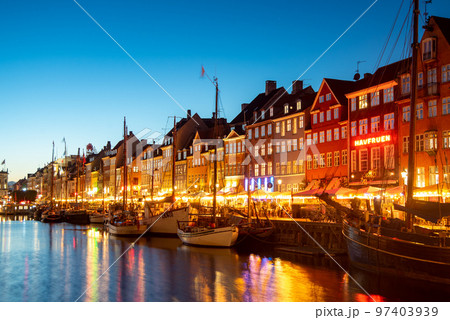 デンマークの首都コペンハーゲンにあるニューハウンの美しい夜景 97403939