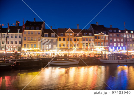 デンマークの首都コペンハーゲンにあるニューハウンの美しい夜景 97403940