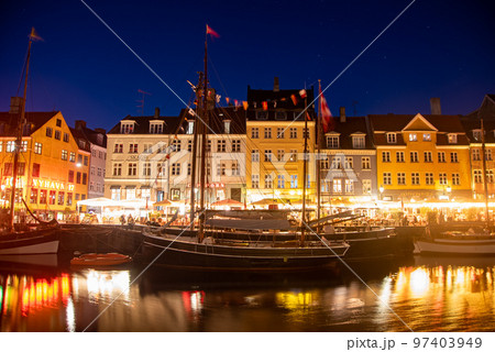 デンマークの首都コペンハーゲンにあるニューハウンの美しい夜景 デンマークの首都コペンハーゲンにあるニューハウンの美しい夜景 97403949