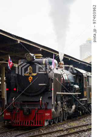 フアランポーン駅に停車するタイ国鉄蒸気機関車パシフィック824(6月3日スティダー王妃生誕記念運行) フアランポーン駅に停車するタイ国鉄蒸気機関車パシフィック824(6月3日スティダー王妃生誕記念運行) 97403962