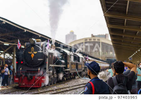 フアランポーン駅に停車するタイ国鉄蒸気機関車パシフィック824（6月3日スティダー王妃生誕記念運行） 97403965