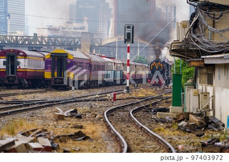 フアランポーン駅から発車するタイ国鉄蒸気機関車パシフィック824 97403972