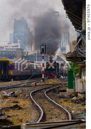 フアランポーン駅から発車するタイ国鉄蒸気機関車パシフィック824 フアランポーン駅から発車するタイ国鉄蒸気機関車パシフィック824 97403974