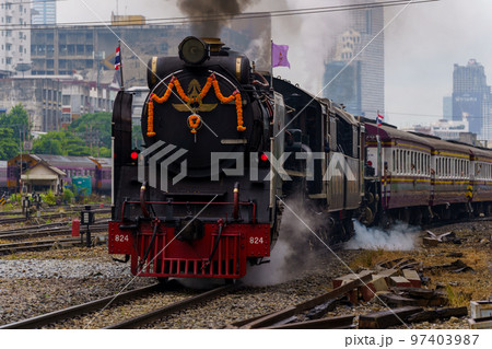 フアランポーン駅から発車するタイ国鉄蒸気機関車パシフィック824型（スティダー王妃生誕日記念運行） 97403987