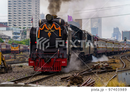 フアランポーン駅から発車するタイ国鉄蒸気機関車パシフィック824 97403989
