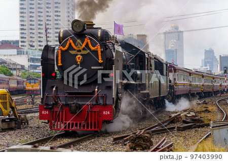 フアランポーン駅から発車するタイ国鉄蒸気機関車パシフィック824 フアランポーン駅から発車するタイ国鉄蒸気機関車パシフィック824 97403990