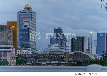 夕刻のバンコク・フアランポーン駅とビル群 夕刻のバンコク・フアランポーン駅とビル群 97403996