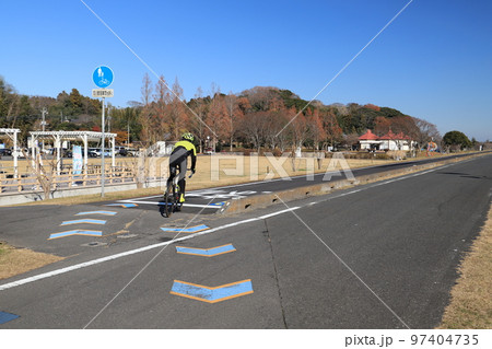 つくば霞ヶ浦りんりんロードを走るサイクリスト 97404735