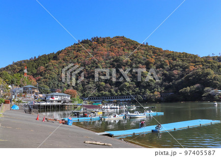 相模湖の紅葉（神奈川県相模原市緑区） 97405587