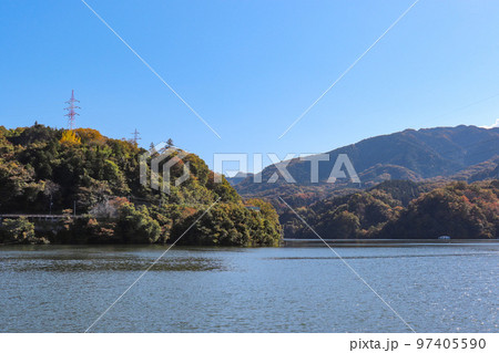 相模湖の紅葉（神奈川県相模原市緑区） 97405590