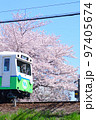 四日市あすなろう鉄道　車両先頭（緑）＆桜満開＆青空 97405674
