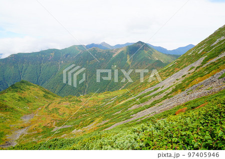 北海道　幌尻岳　北カールと戸蔦別岳方面 97405946