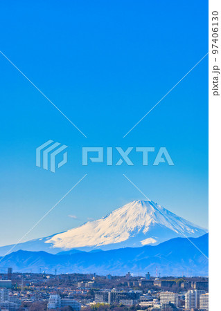 【神奈川県】1月・青空と横浜から見える冬の富士山 97406130