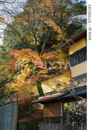 こんぴらさんの紅葉　裏参道の紅葉が美しい 97406285