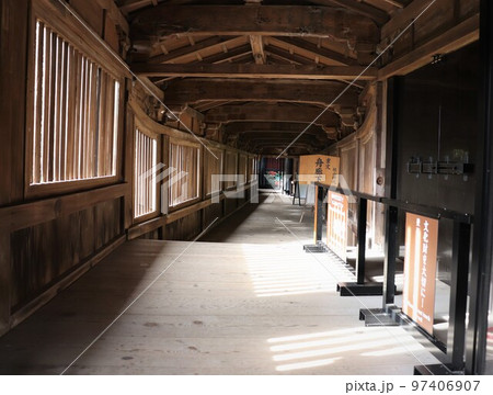都久部須磨神社の船廊下　重要文化財　国の名勝・史跡の竹生島　琵琶湖　滋賀県　長浜市　 97406907