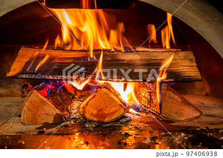 かまどの薪と炎　 red flame from a wood burning furnace 97406938