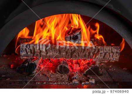 かまどの薪と炎　 red flame from a wood burning furnace 97406940